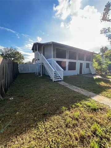 a view of a backyard