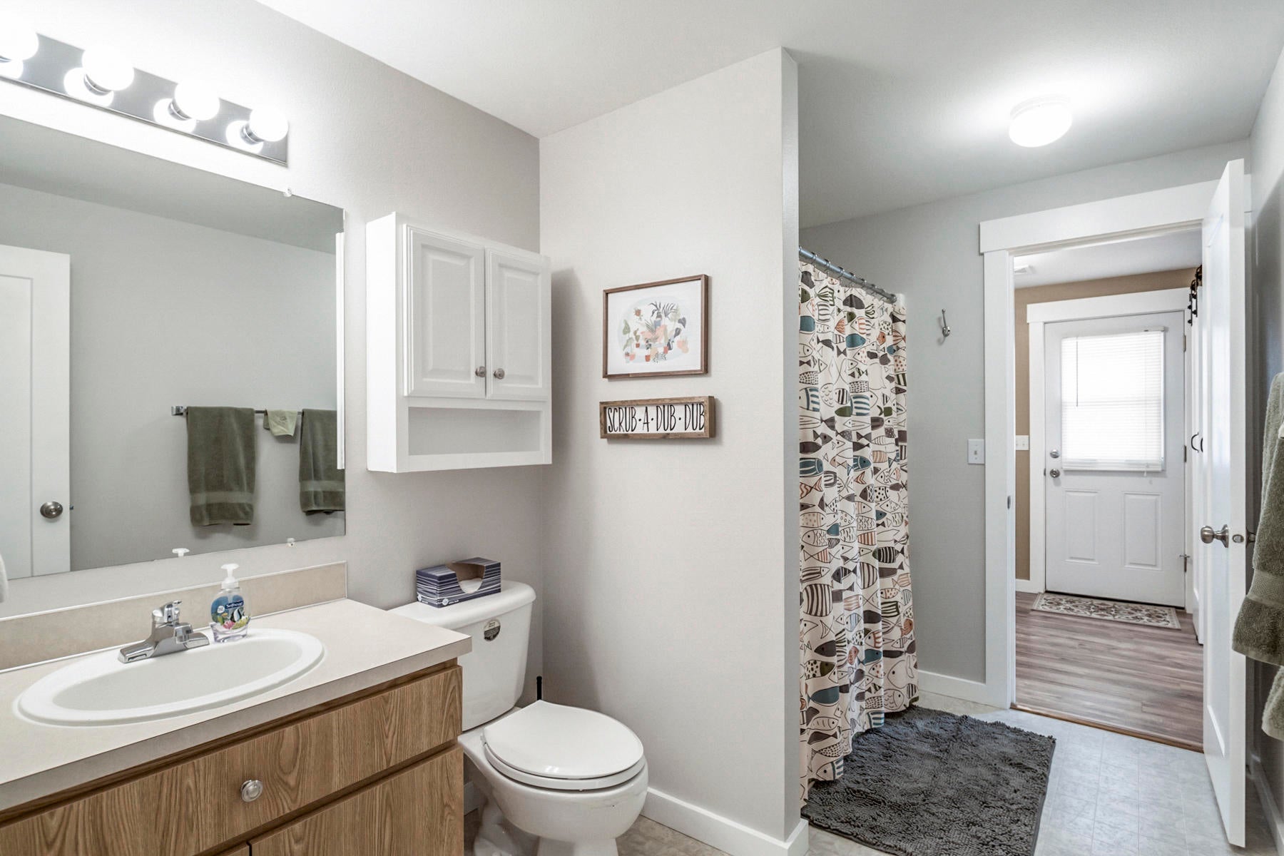 55080 Jackpine Way Bend, OR 97707 - Photo 18 of 39 Hall Bathroom