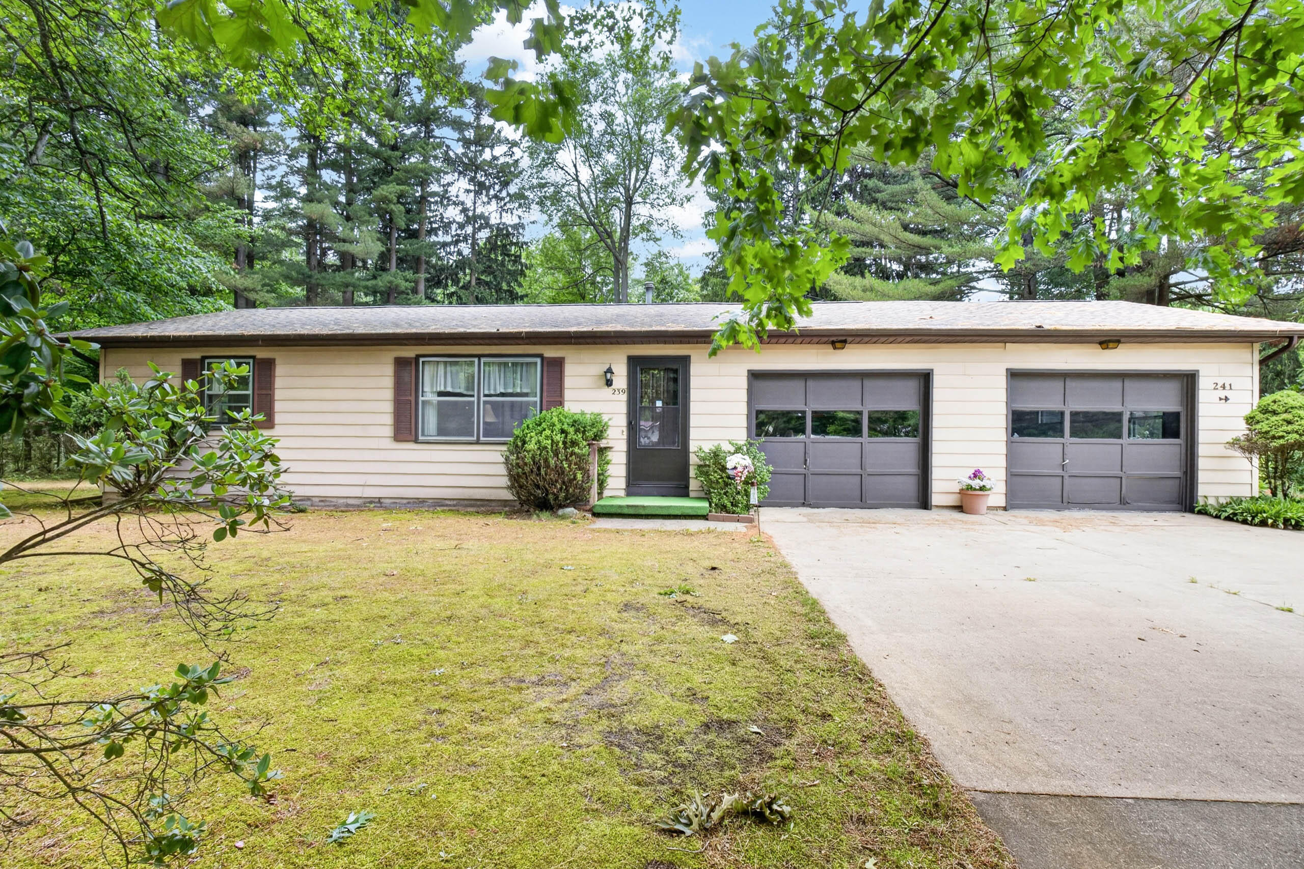 239 Pine Ridge Road Battle Creek, MI 49017 - Photo 1 of 45 239 Pine Ridge Rd, Battle Creek, MI 4901