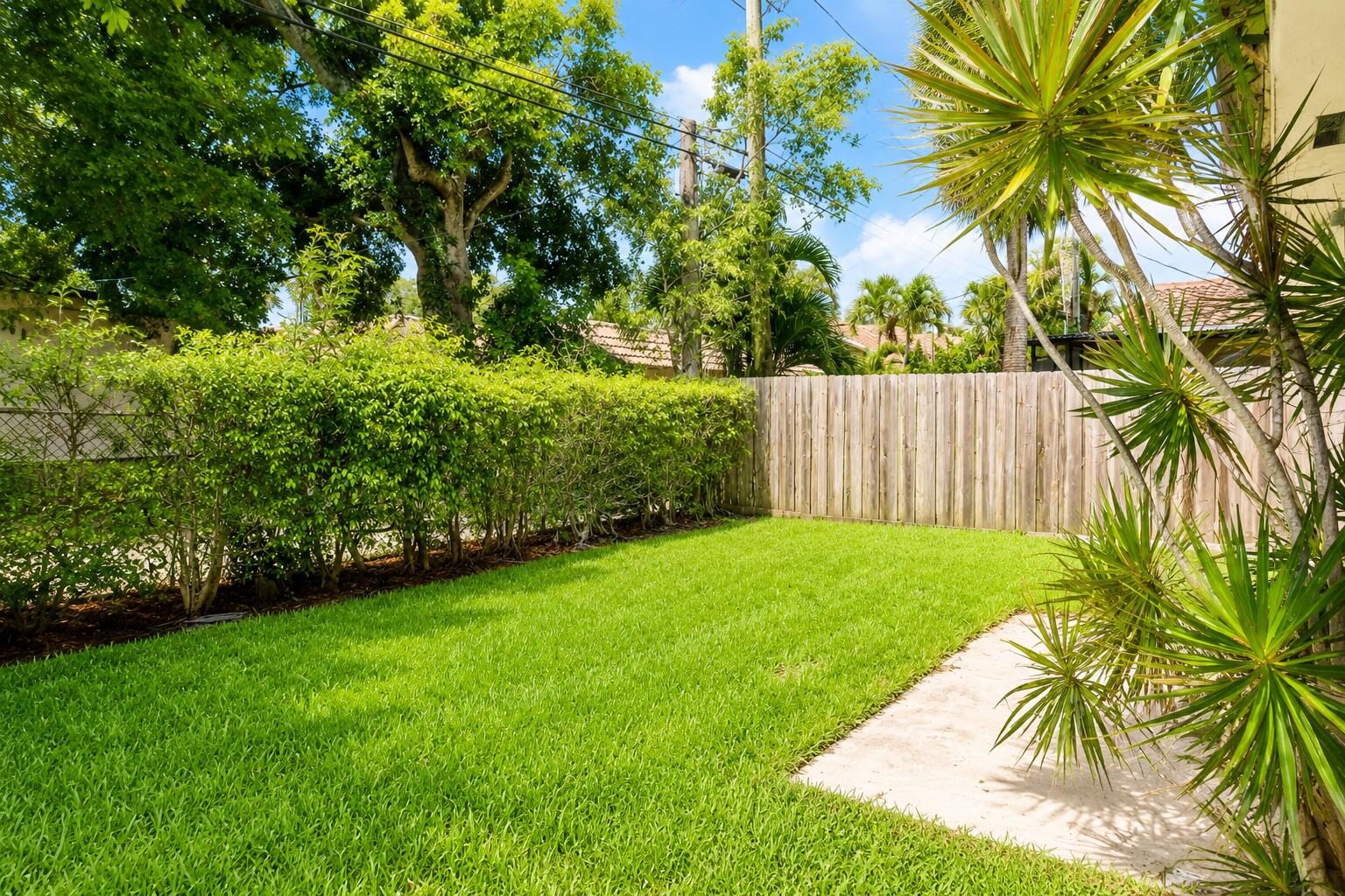 92 Lariat Circle Boca Raton, FL 33487 - Photo 2 of 12 Backyard