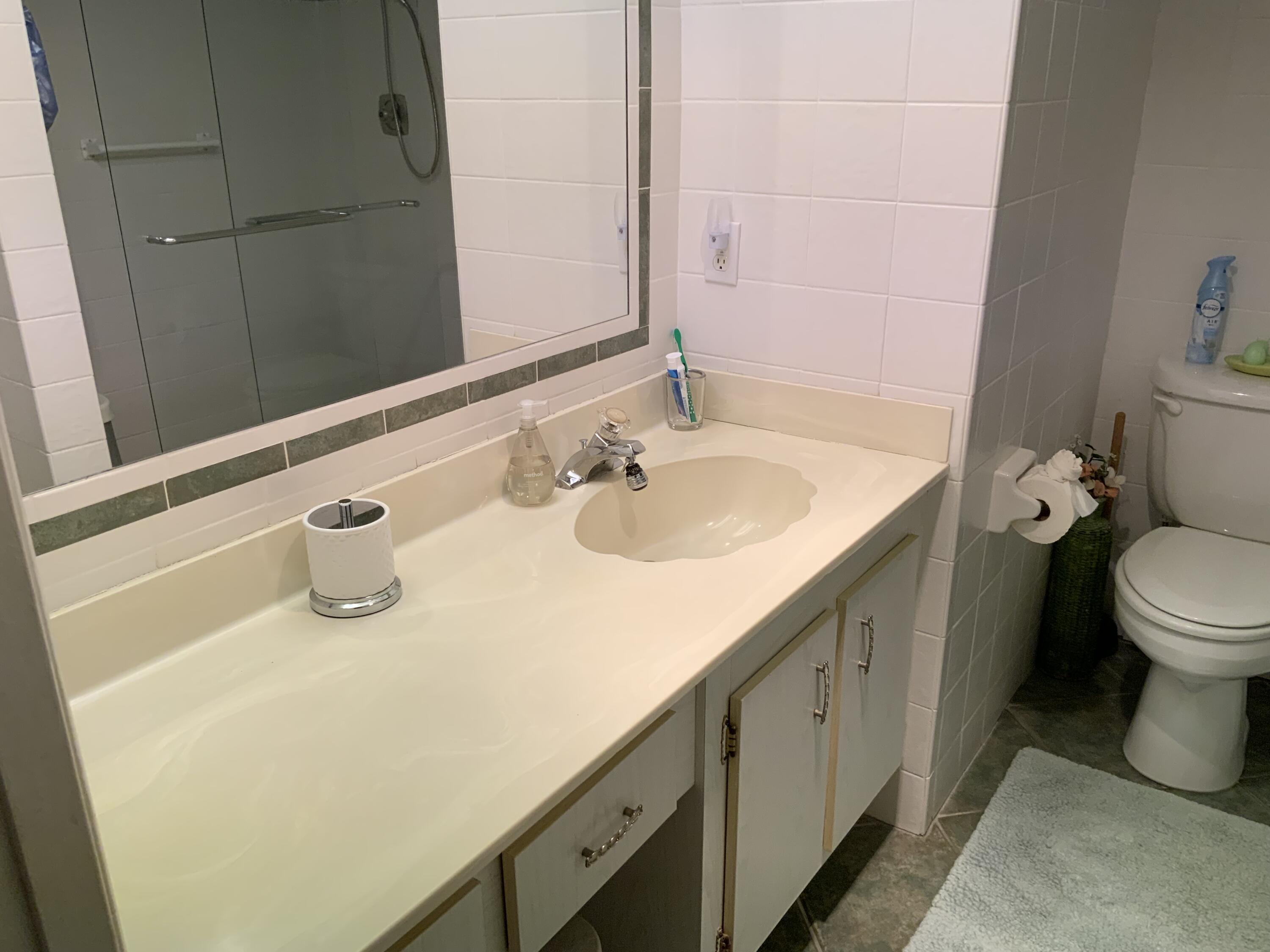 2050 Hythe A Boca Raton, FL 33434 - Photo 11 of 20 IMG_2043