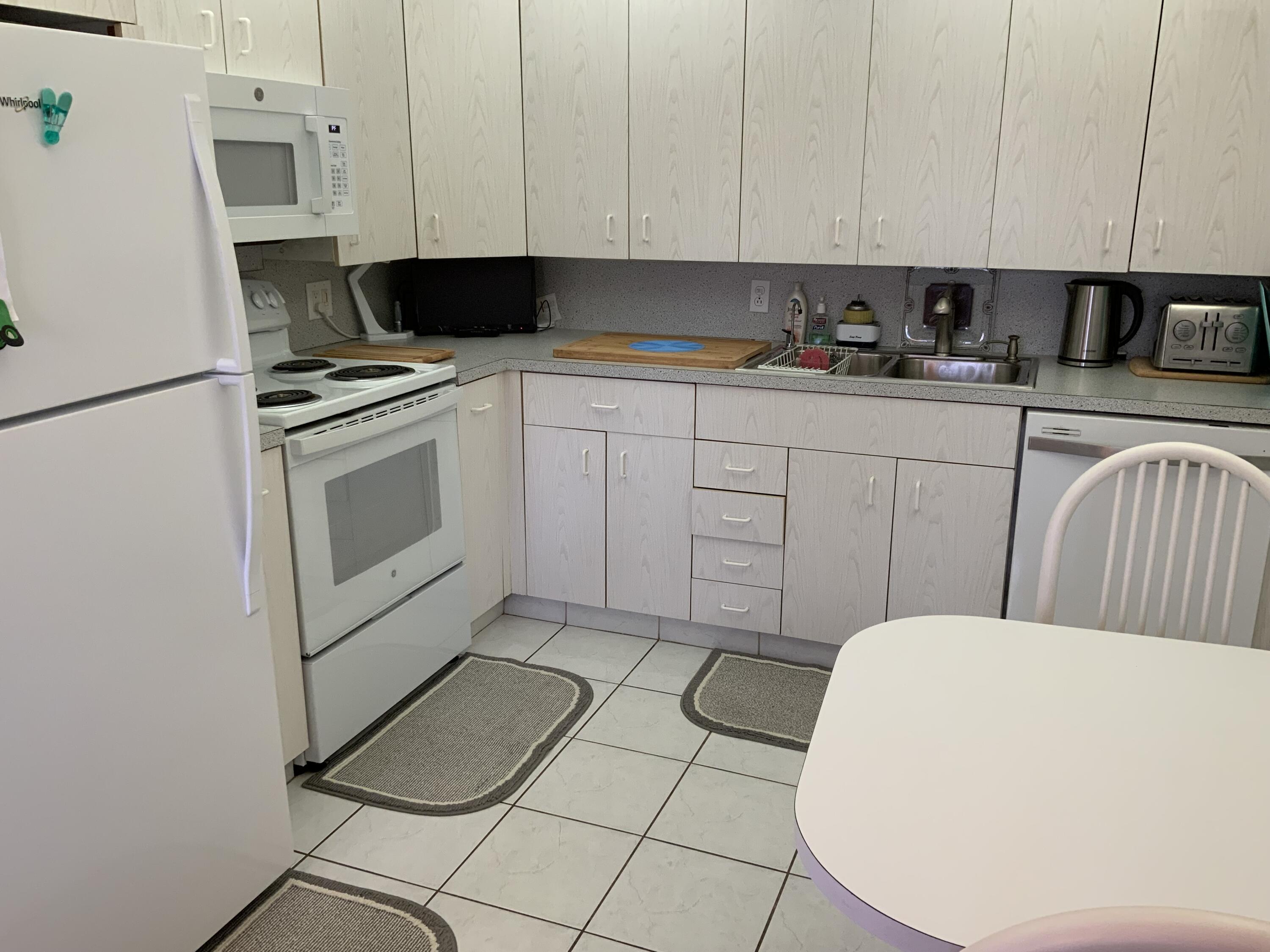 2050 Hythe A Boca Raton, FL 33434 - Photo 15 of 20 IMG_2039