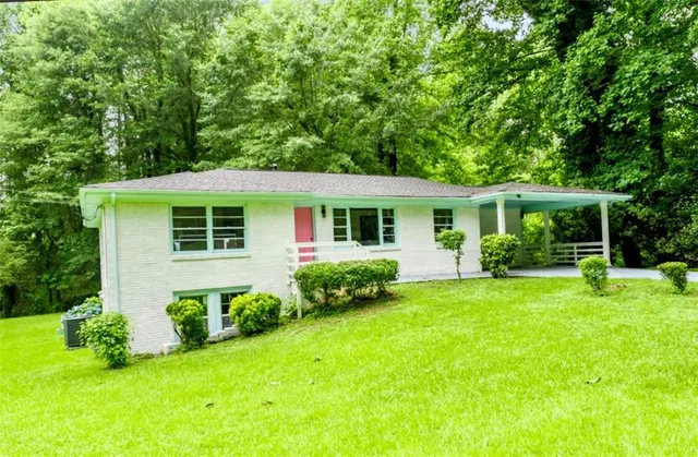 a view of a house with a backyard