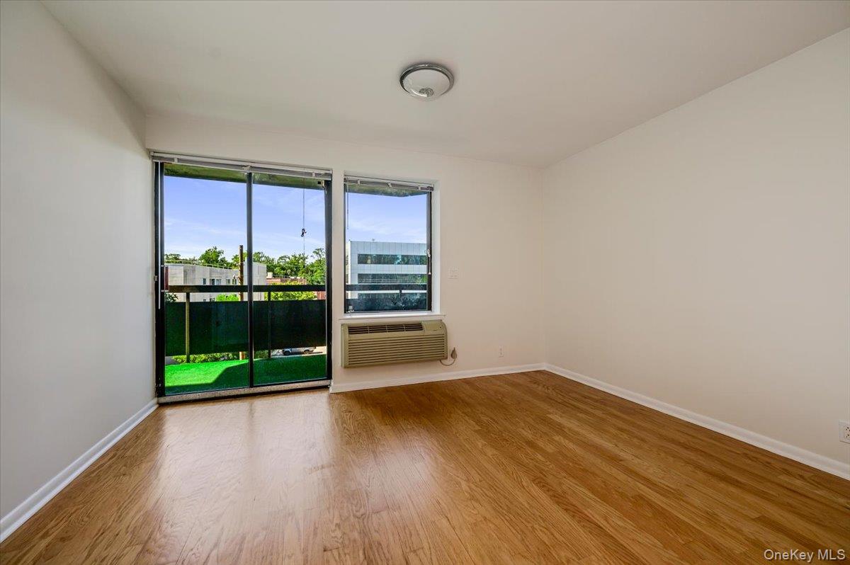 141 Great Neck Road, Unit 3F Great Neck, NY 11021 - Photo 9 of 24 Dining area with sliders to terrace