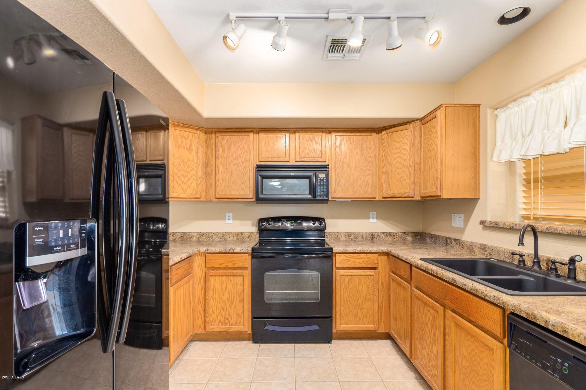 2414 West Via Dona Road Phoenix, AZ 85085 - Photo 5 of 16 Kitchen