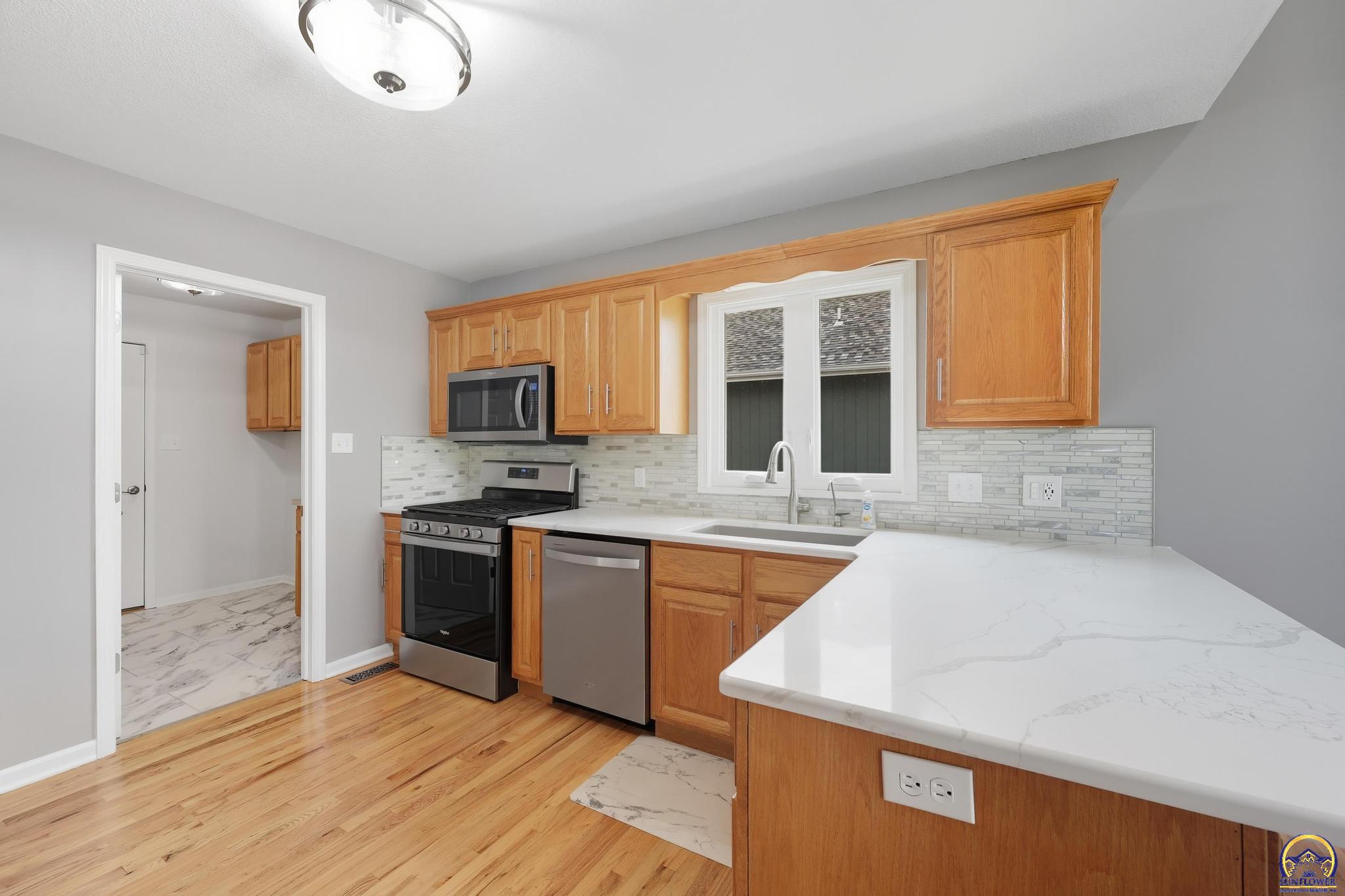 4419 Southwest Stone Avenue Topeka, KS 66610 - Photo 12 of 46