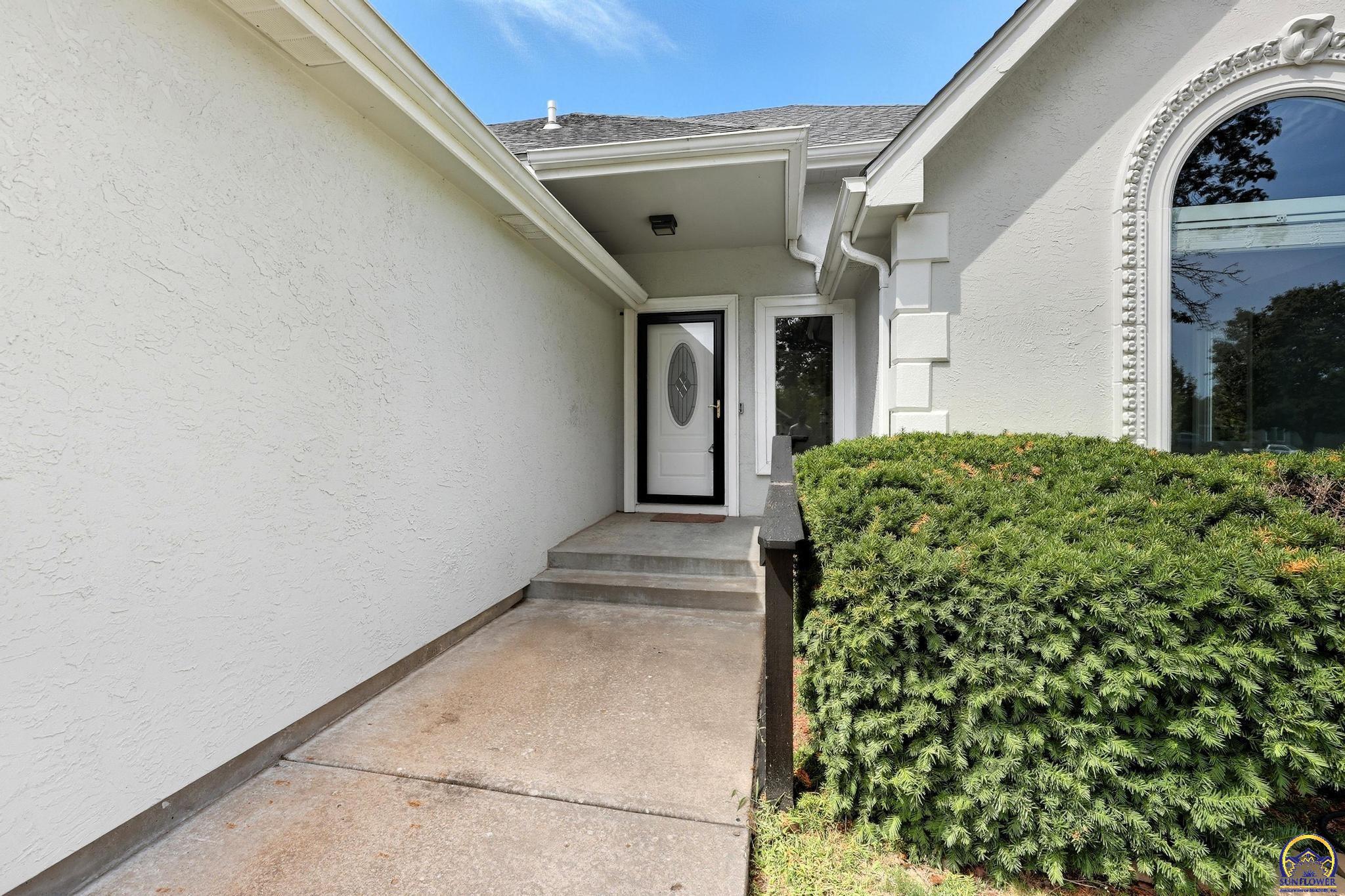 4419 Southwest Stone Avenue Topeka, KS 66610 - Photo 3 of 46