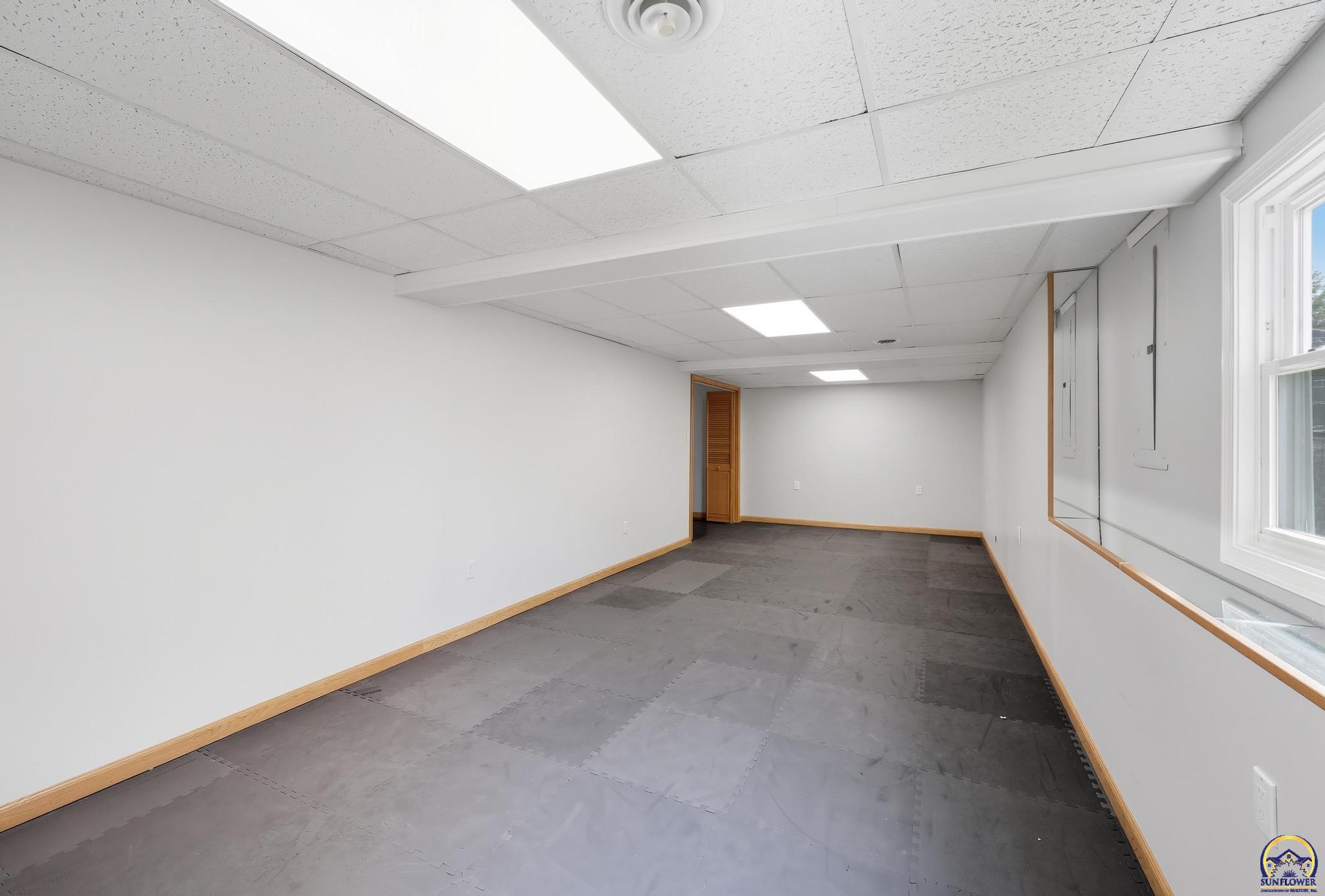 4419 Southwest Stone Avenue Topeka, KS 66610 - Photo 33 of 46