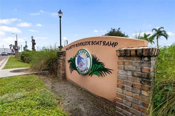 a sign that is sitting on a brick wall