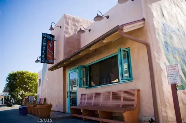 a view of entryway front of house