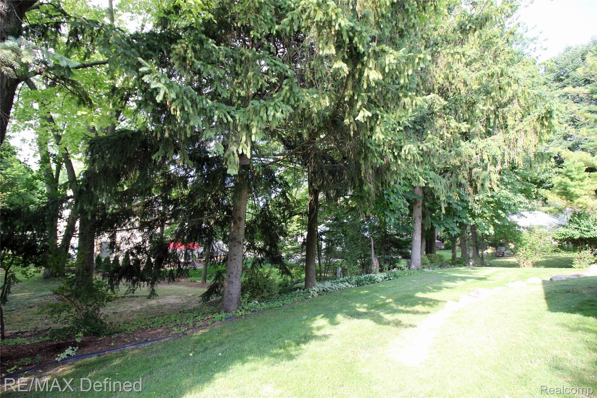 815 Aspen Drive Rochester, MI 48307 - Photo 27 of 31 Mature Backyard Landscaping