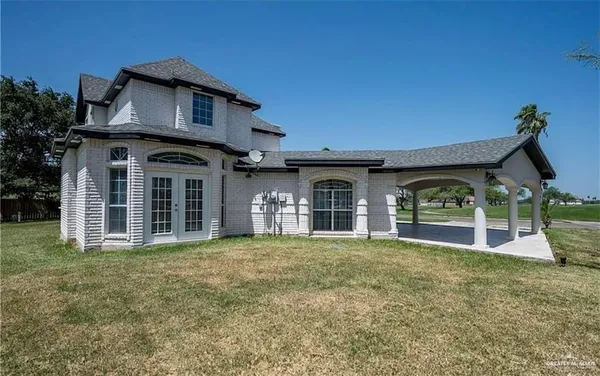 a view of a house with a yard