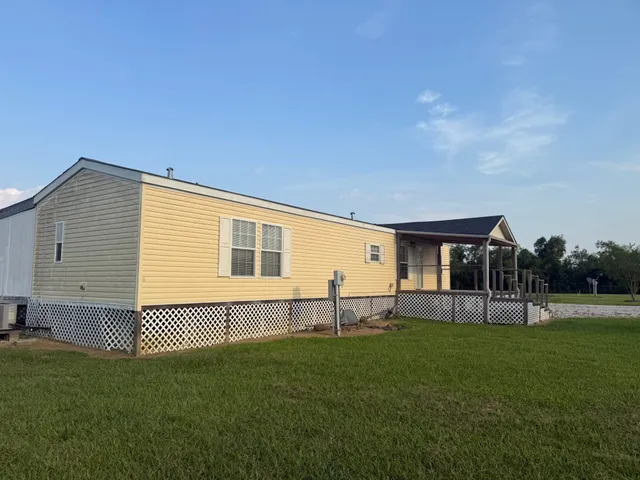 a view of a house with a backyard
