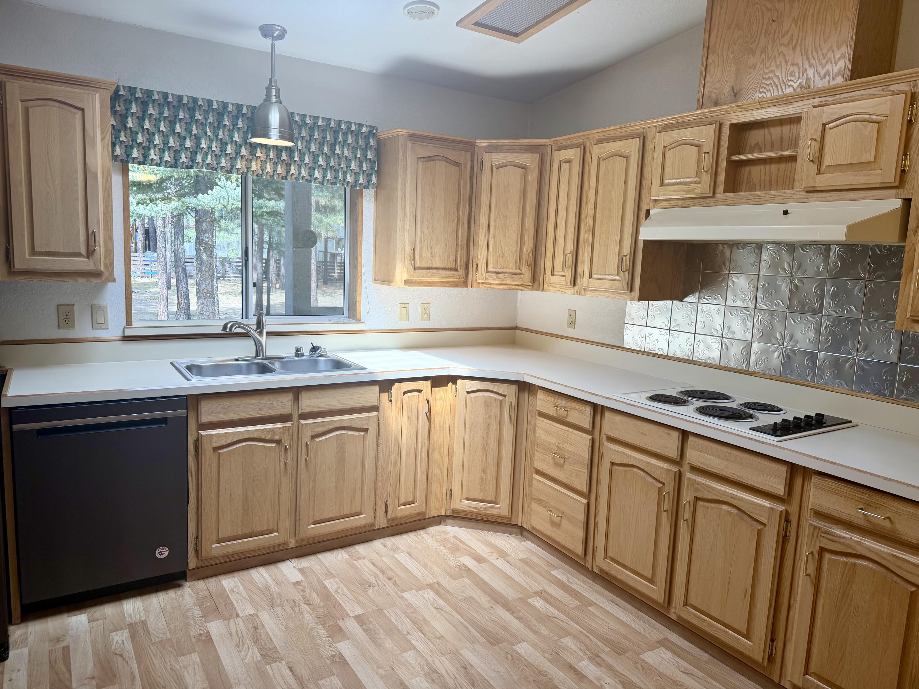 52141 Foxtail Road La Pine, OR 97739 - Photo 10 of 30 IMG_1847