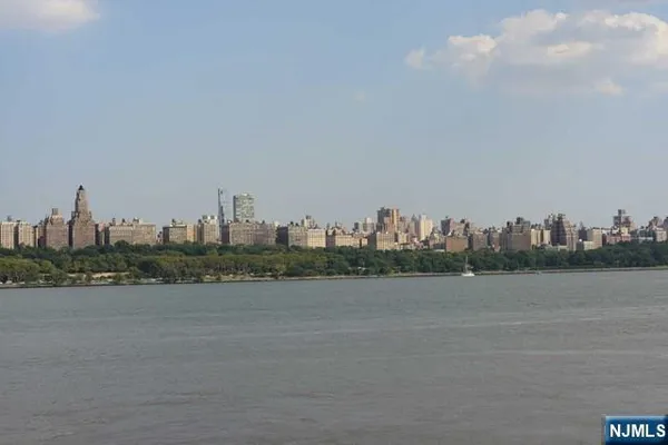 $4,500 | 307 Adams Court, Unit 307, Edgewater, NJ 07020