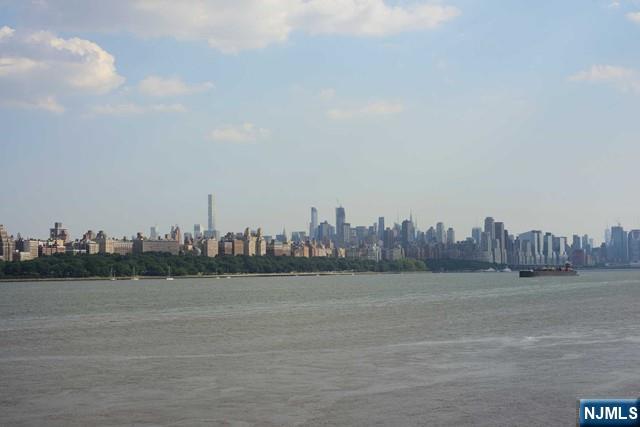 307 Adams Court, Unit 307 Edgewater, NJ 07020 - Photo 17 of 24