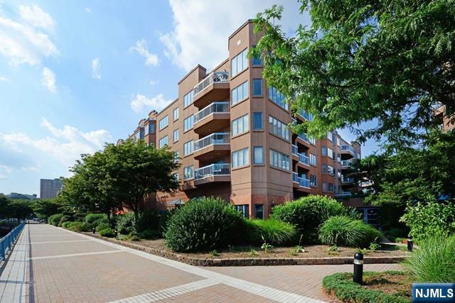 307 Adams Court, Unit 307 Edgewater, NJ 07020 - Photo 19 of 24