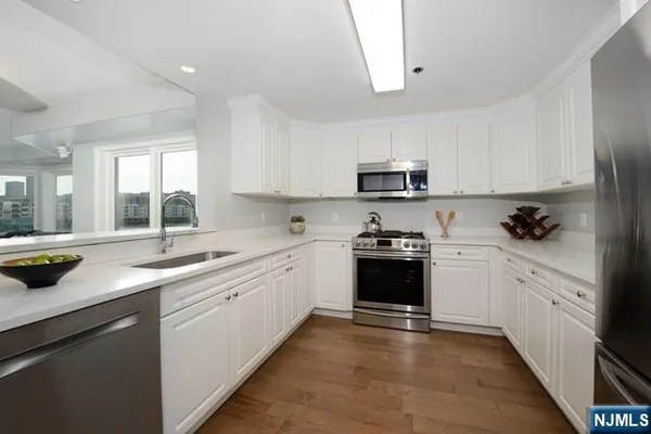 $4,500 | 307 Adams Court, Unit 307, Edgewater, NJ 07020