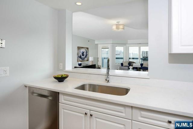 307 Adams Court, Unit 307 Edgewater, NJ 07020 - Photo 4 of 24