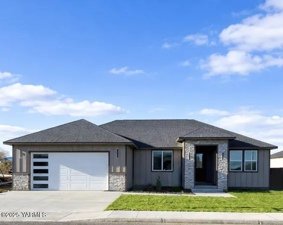 $399,900 | 305 Victoria Street, Sunnyside, WA 98944