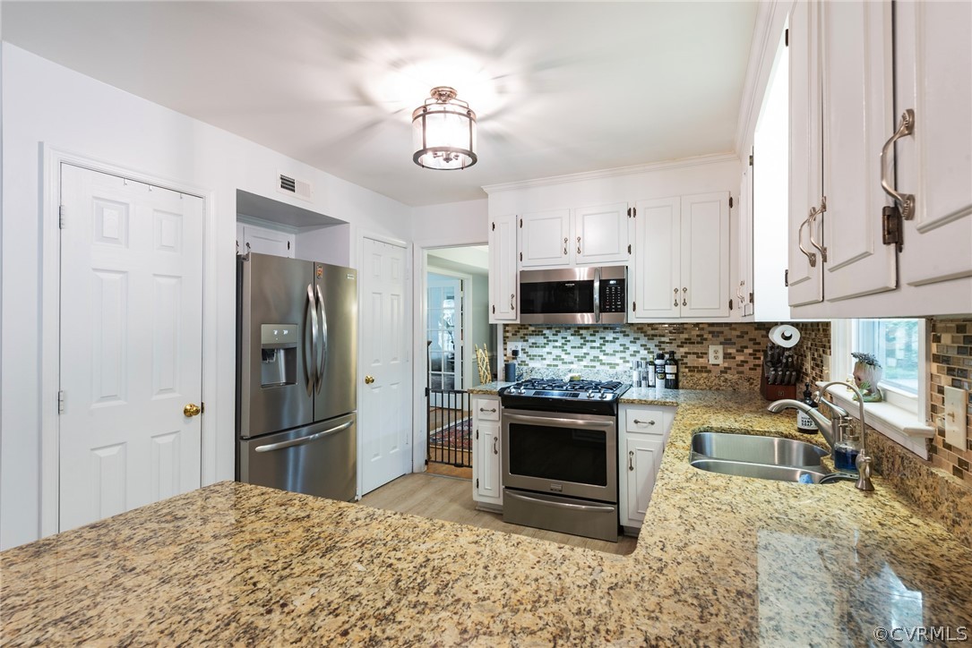 13810 Shadow Ridge Road Midlothian, VA 23112 - Photo 13 of 40 a kitchen with stainless steel appliances granite countertop a stove a refrigerator and a sink