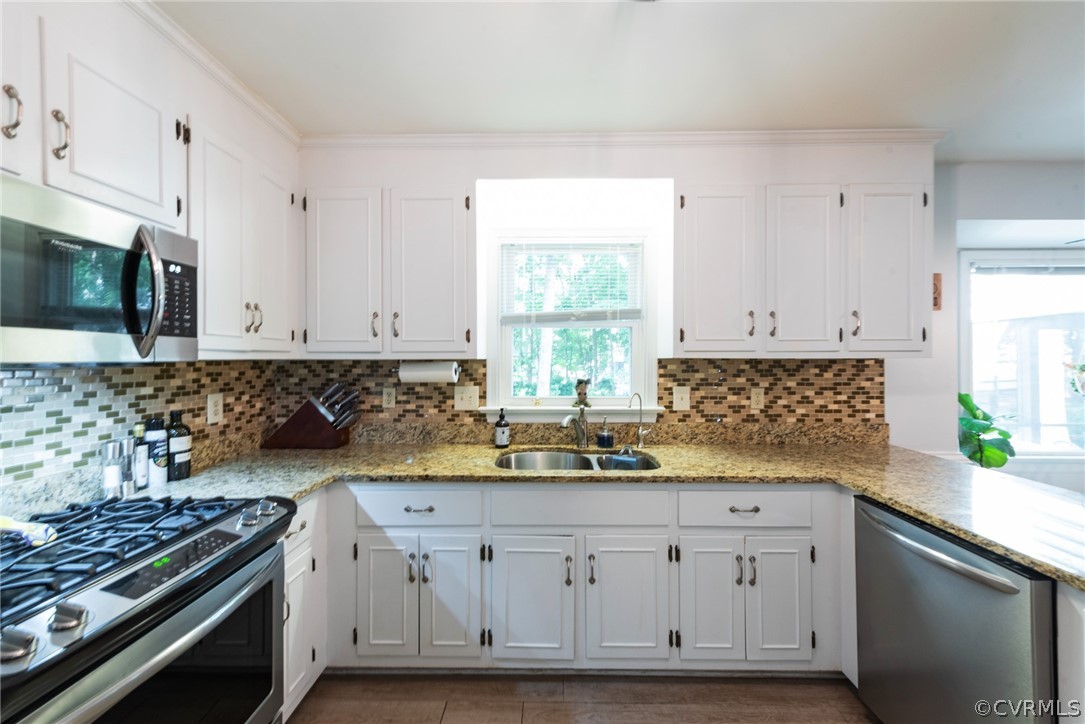 13810 Shadow Ridge Road Midlothian, VA 23112 - Photo 10 of 40 a kitchen with granite countertop white cabinets and stainless steel appliances
