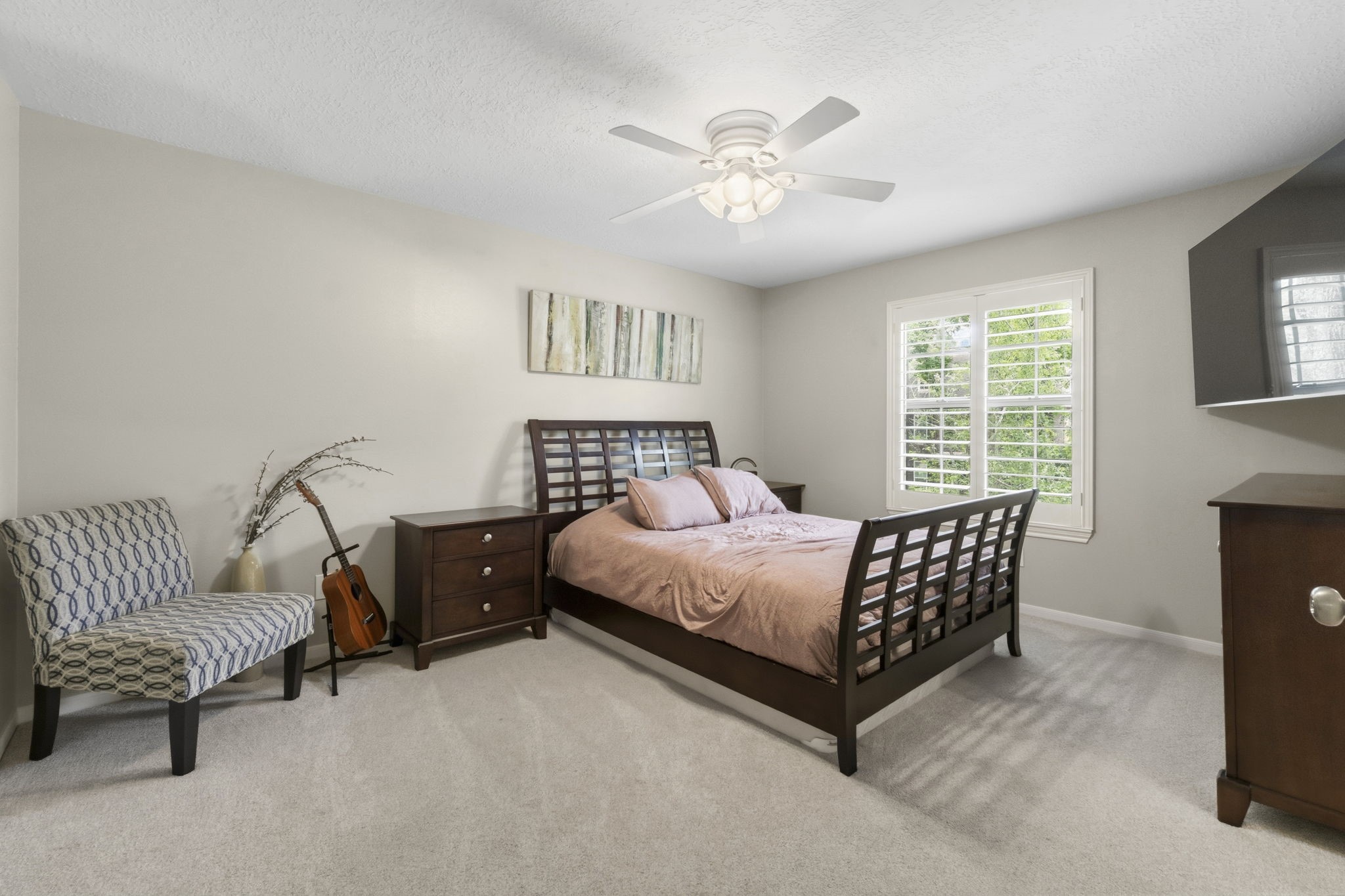 23 Rustic View Court The Woodlands, TX 77381 - Photo 16 of 18 Secondary bedroom upstairs with designated full bath in hallway