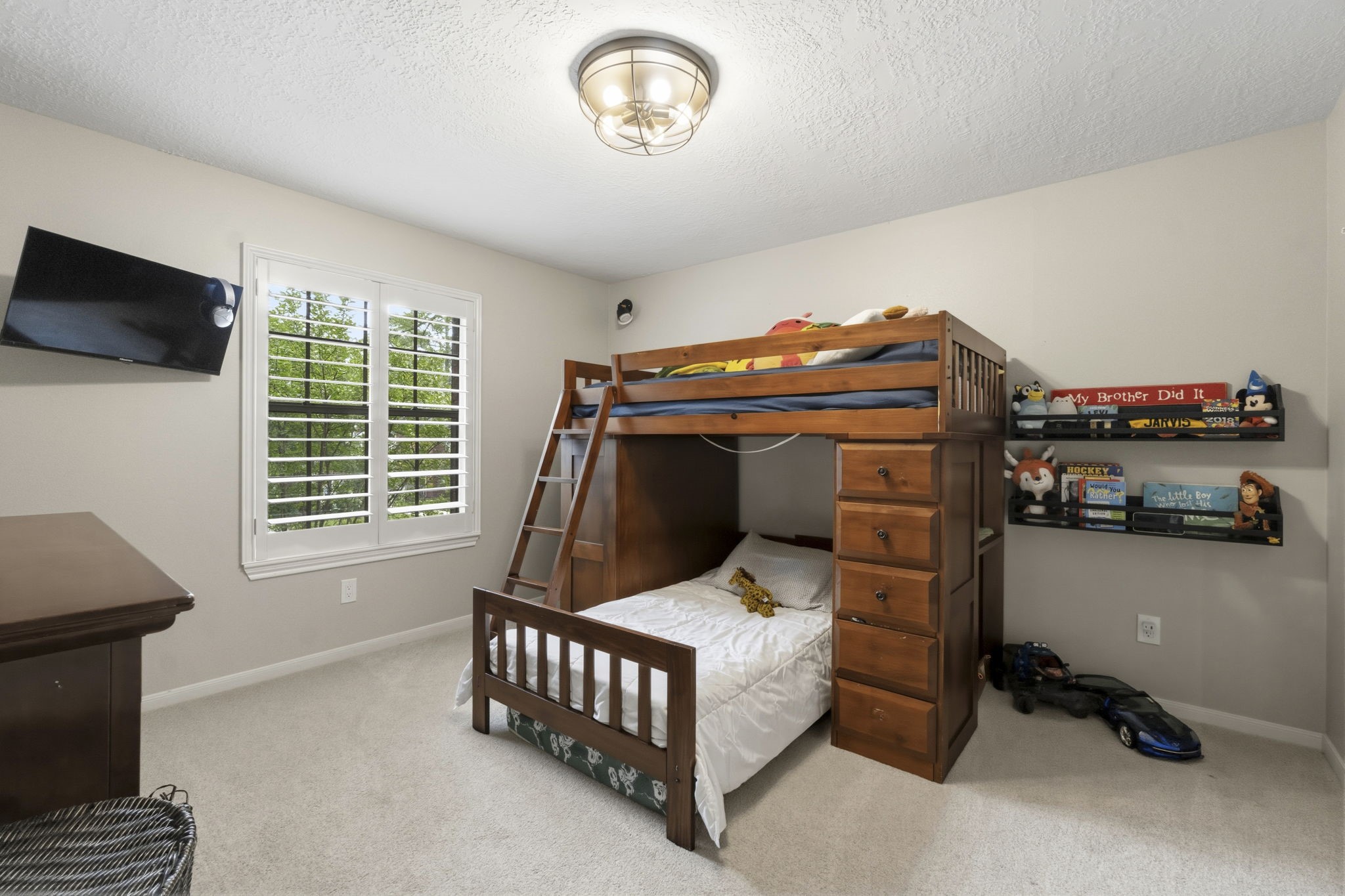 23 Rustic View Court The Woodlands, TX 77381 - Photo 17 of 18 Secondary bedroom upstairs with j&J bath to other bedroom