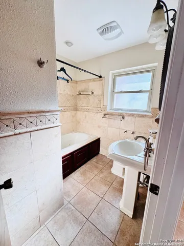 $379,000 | 1705 Hickory Street, Floresville, TX 78114