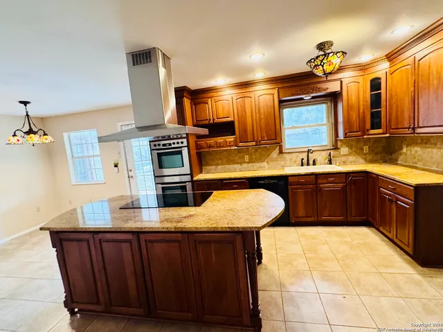 $379,000 | 1705 Hickory Street, Floresville, TX 78114