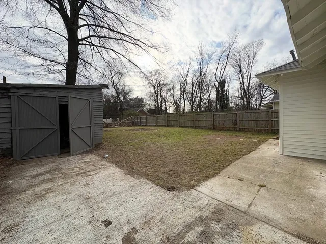 a view of a backyard