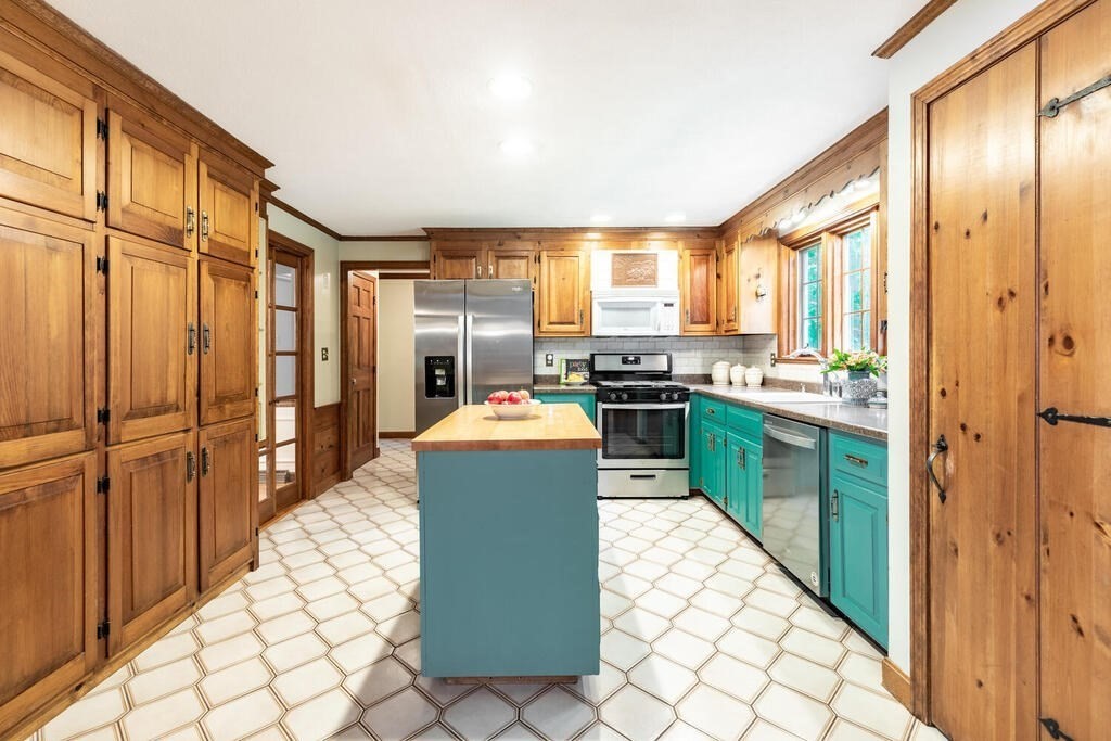 15 Dunstable Road North Chelmsford, MA 01863 - Photo 12 of 30