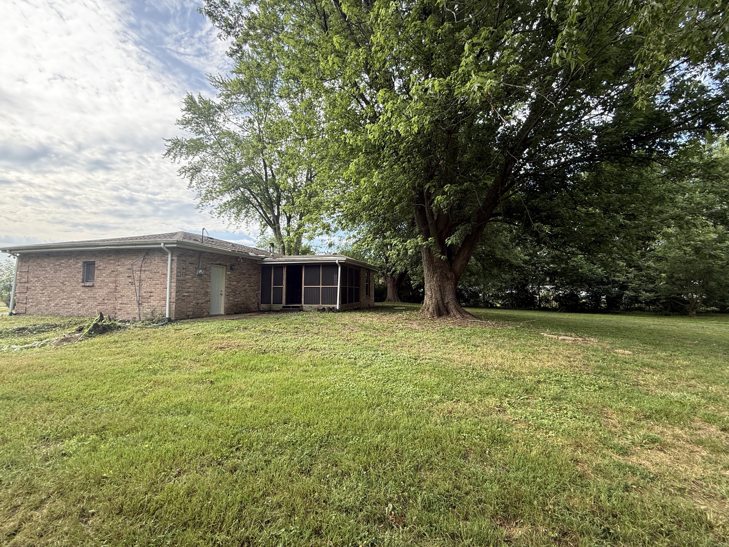 1826 Albert Lane Wilmington, IL 60481 - Photo 3 of 18 a front view of a house with a garden