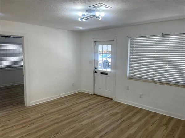 $2,800 | 3717 Belmont Boulevard, Sarasota, FL 34232