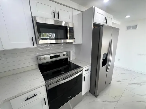 $2,800 | 3717 Belmont Boulevard, Sarasota, FL 34232