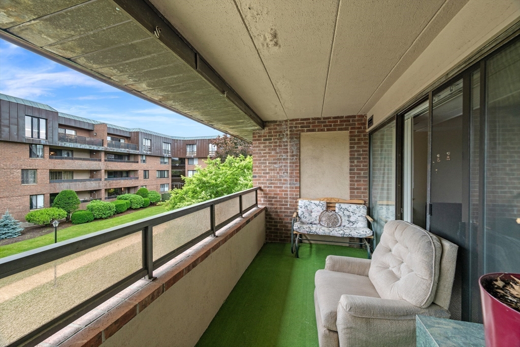 402 Paradise Road, Unit U: 3Q Swampscott, MA 01907 - Photo 10 of 36