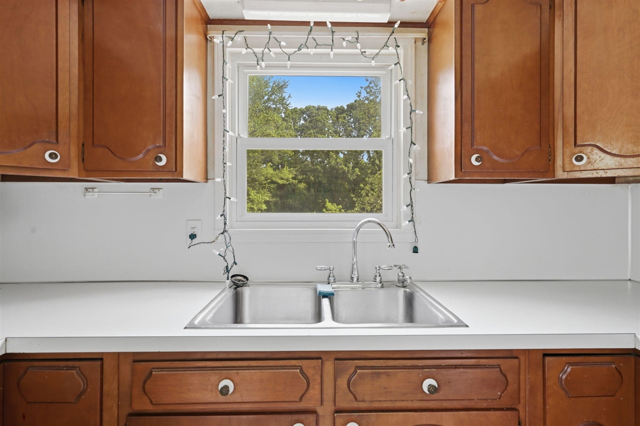 1158 West Reid Road Flint, MI 48507 - Photo 8 of 33