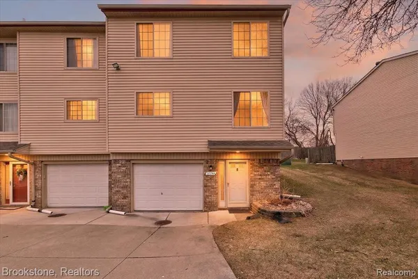 $194,900 | 37744 Charter Oaks Boulevard, Unit 397, Clinton Township, MI 48036