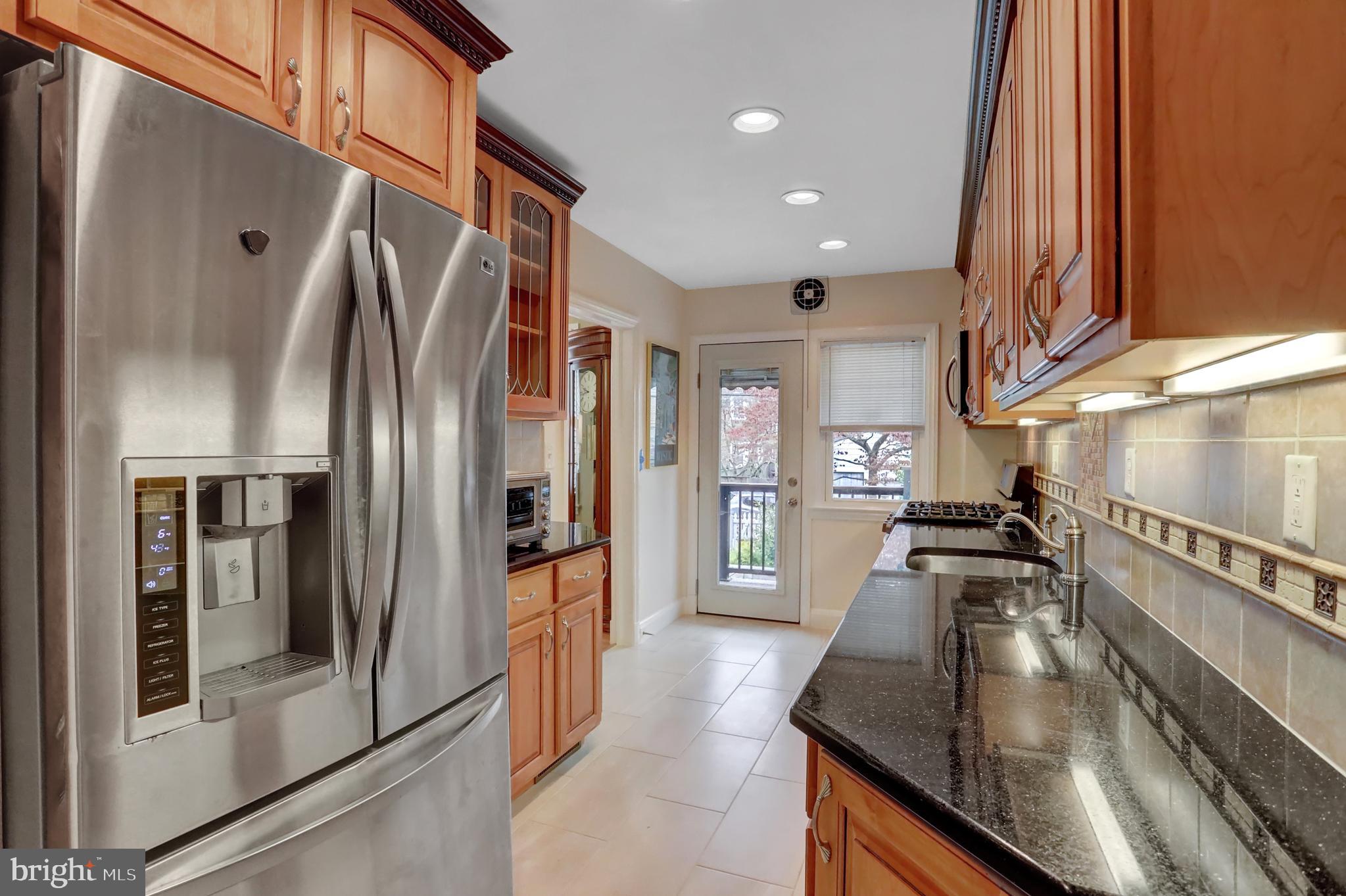 414 Overbrook Road Baltimore, MD 21212 - Photo 8 of 29 Wood cabinetry tile floors granite counters,SS app