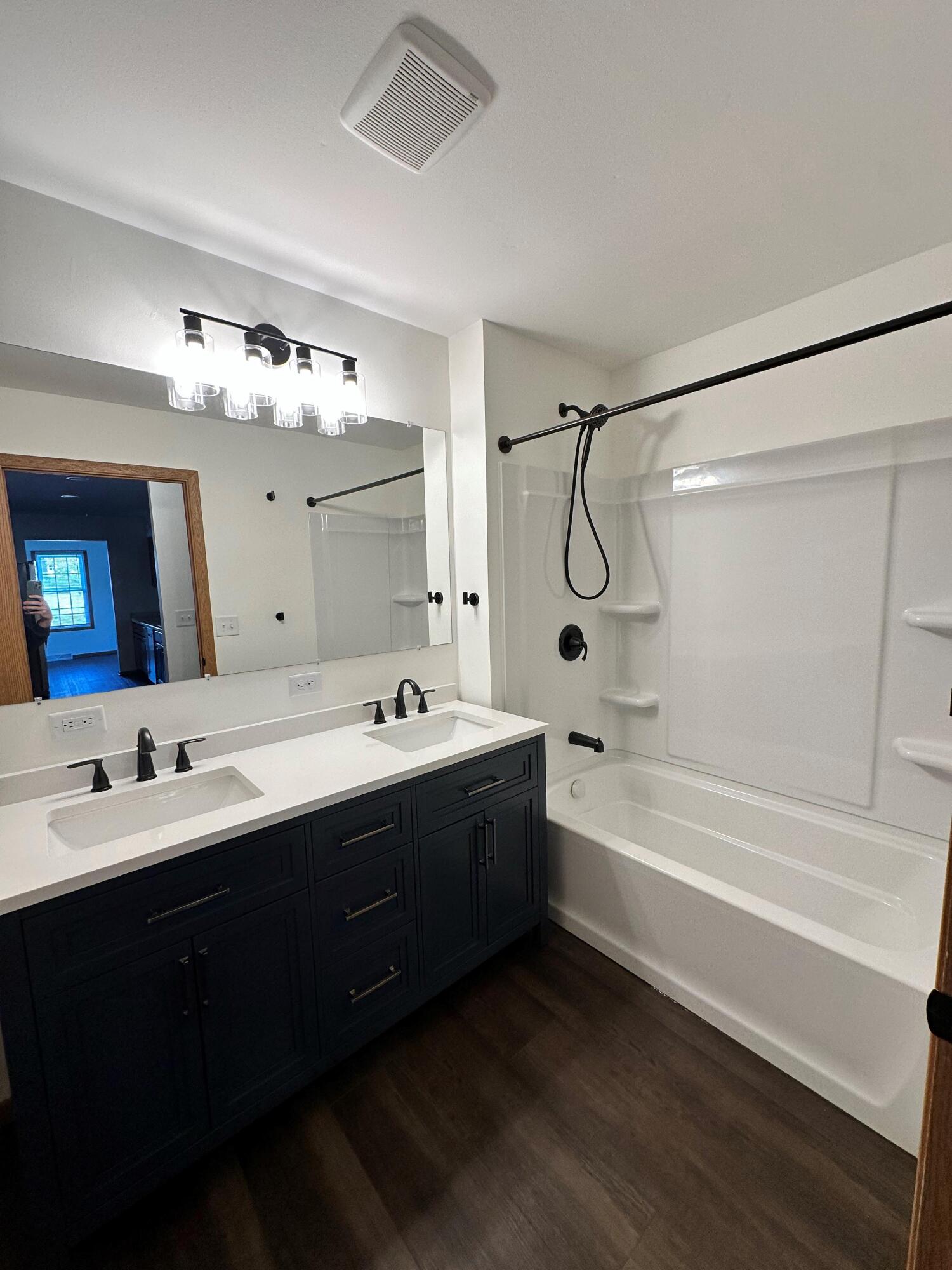 622 Lous Way Slinger, WI 53086 - Photo 14 of 29 Robert McCaigue - 622 - Main Bath