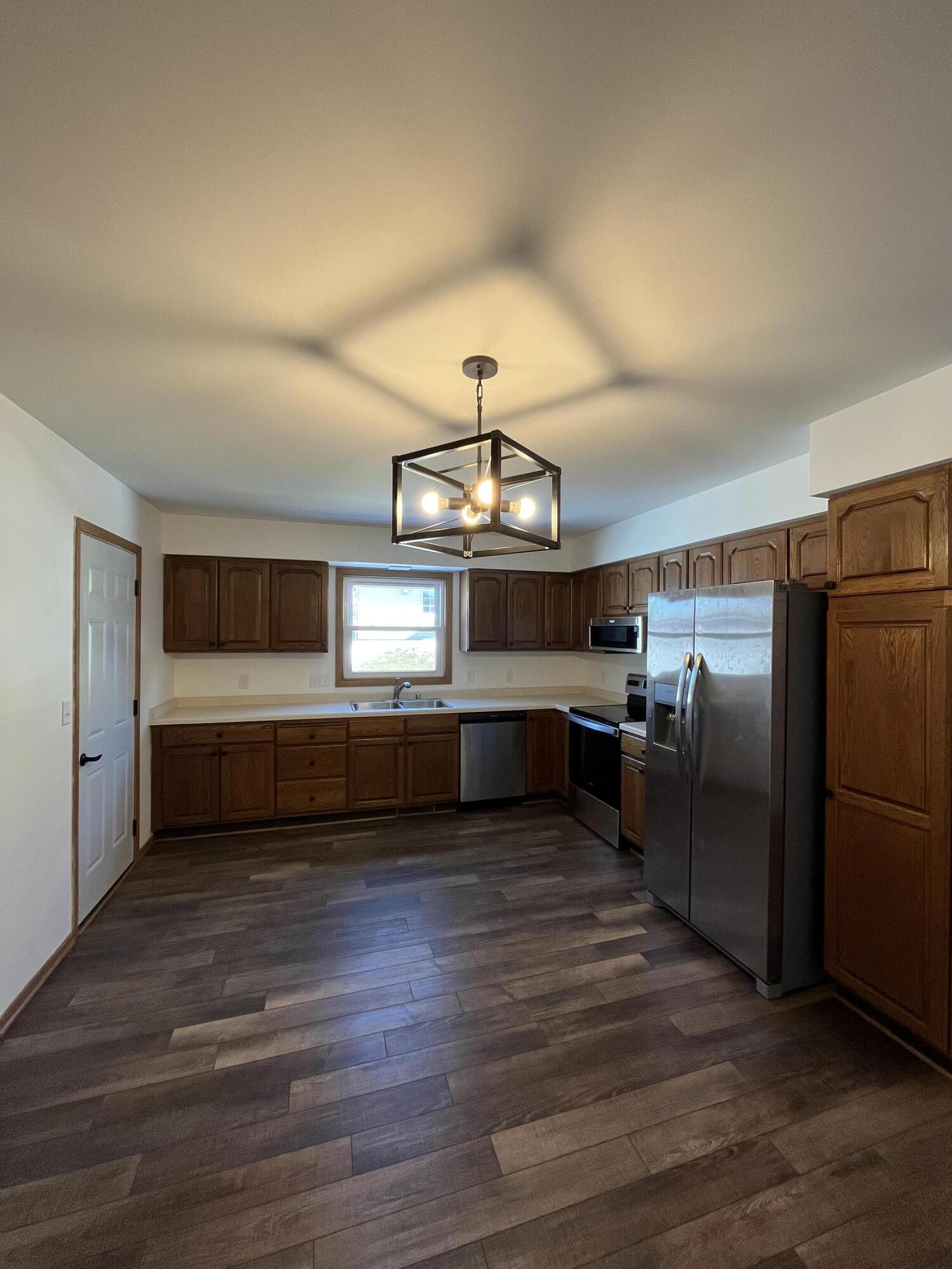 622 Lous Way Slinger, WI 53086 - Photo 23 of 29 Robert McCaigue - 1011 - Kitchen