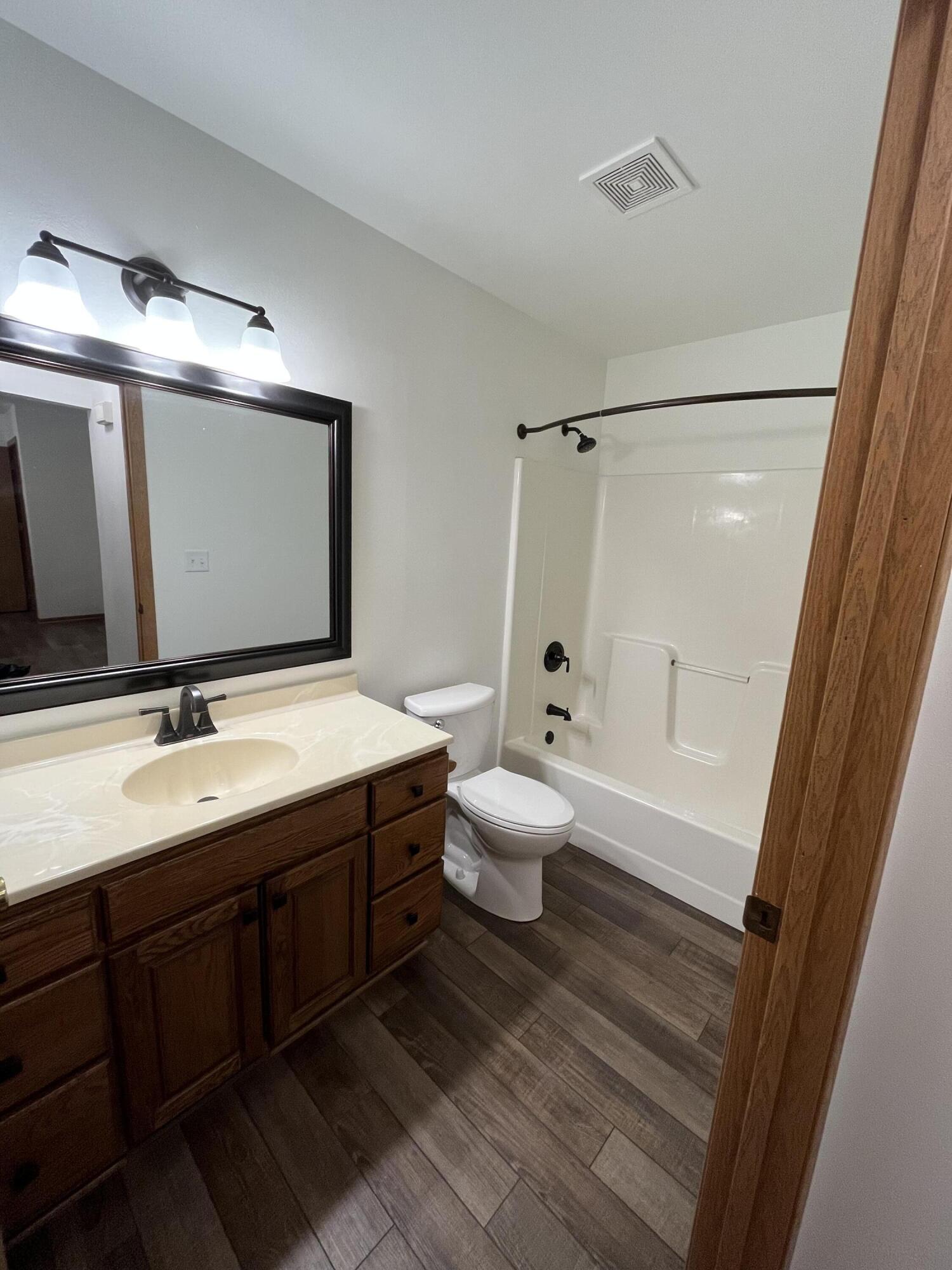 622 Lous Way Slinger, WI 53086 - Photo 26 of 29 Robert McCaigue - 1011 - Main Bath