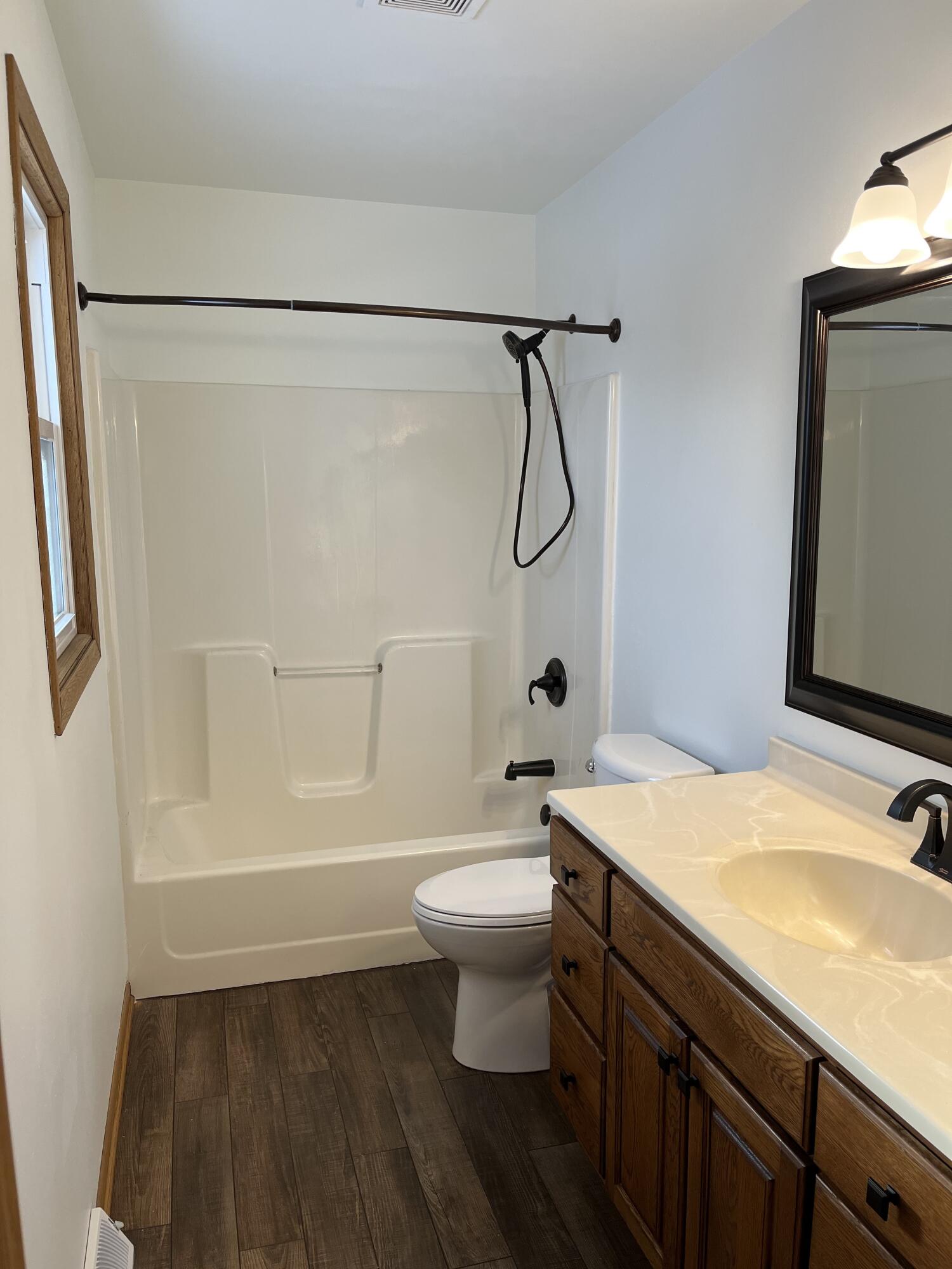 622 Lous Way Slinger, WI 53086 - Photo 27 of 29 Robert McCaigue - 1011 - Main BR Bath