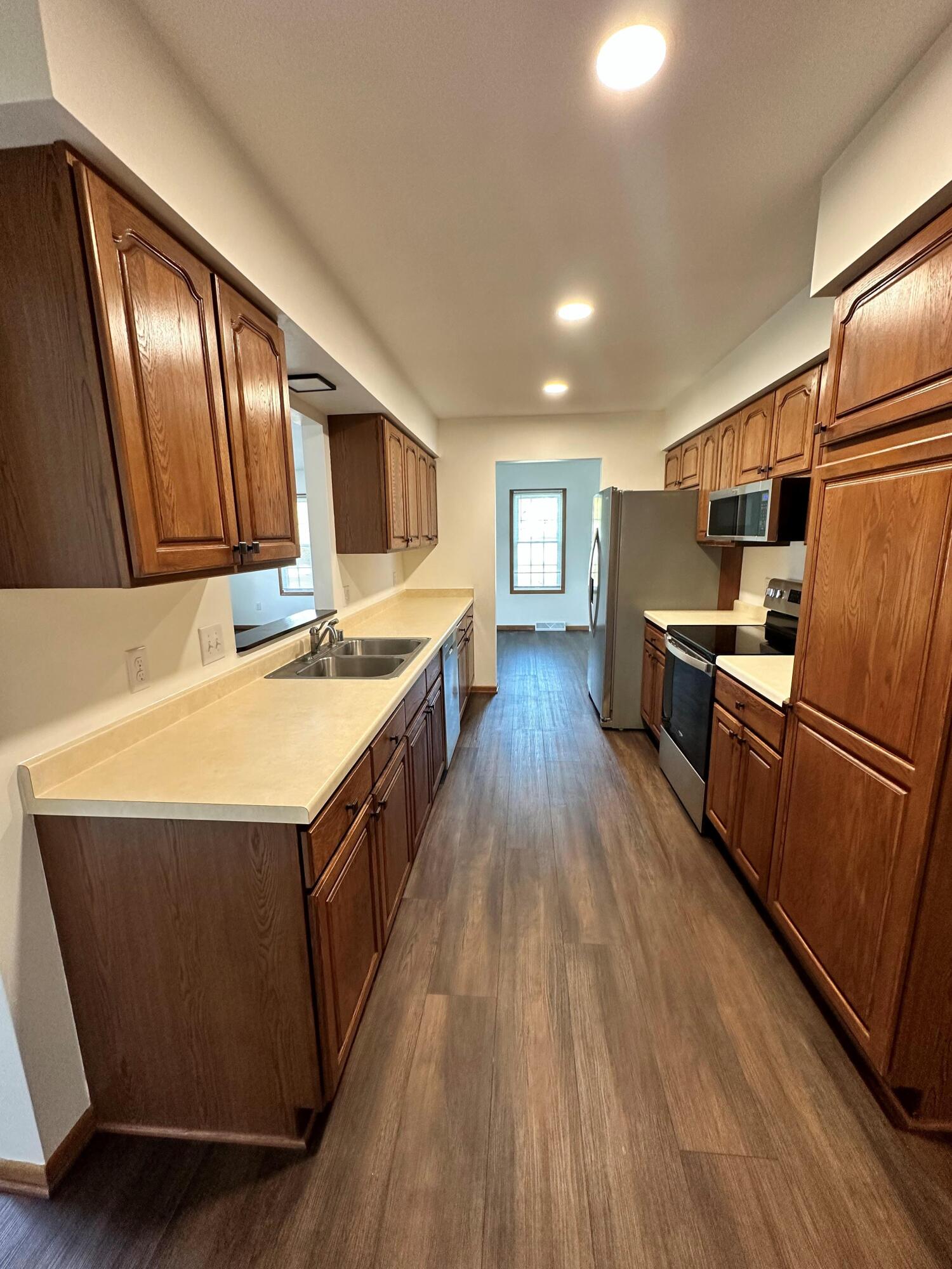622 Lous Way Slinger, WI 53086 - Photo 3 of 29 Robert McCaigue - 622 - Kitchen