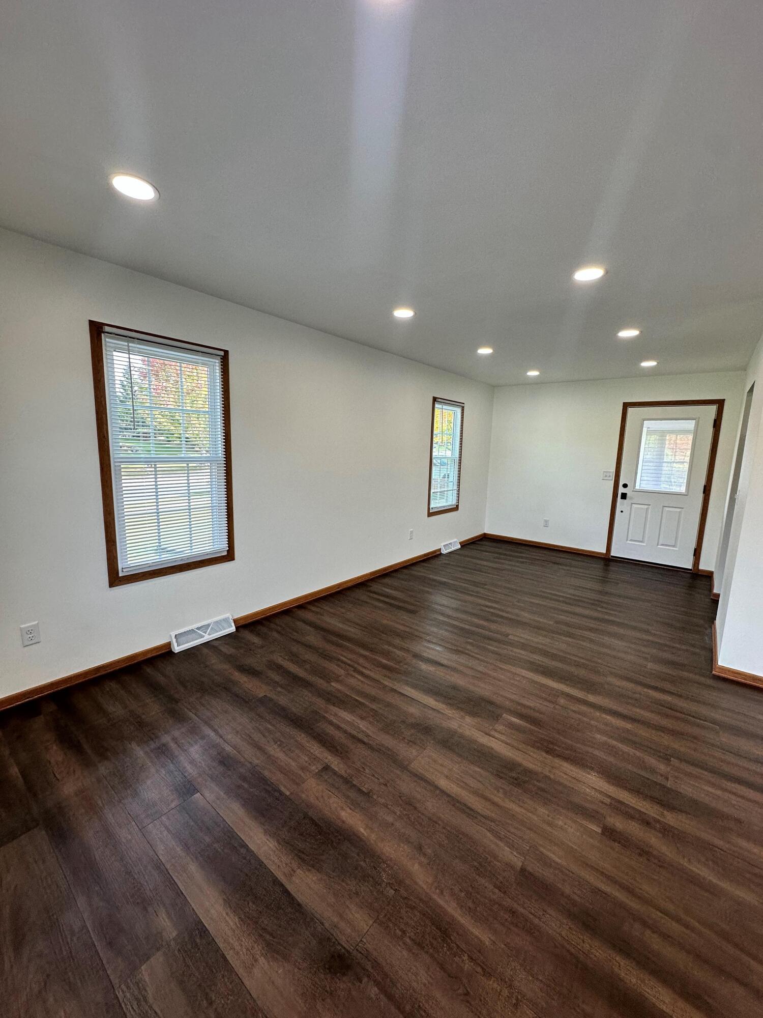 622 Lous Way Slinger, WI 53086 - Photo 4 of 29 Robert McCaigue - 622 - Dining