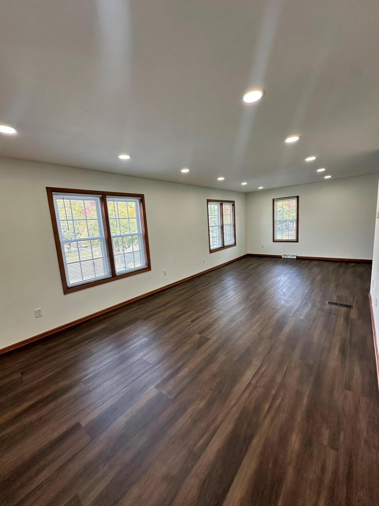 622 Lous Way Slinger, WI 53086 - Photo 5 of 29 Robert McCaigue - 622 - Living Room