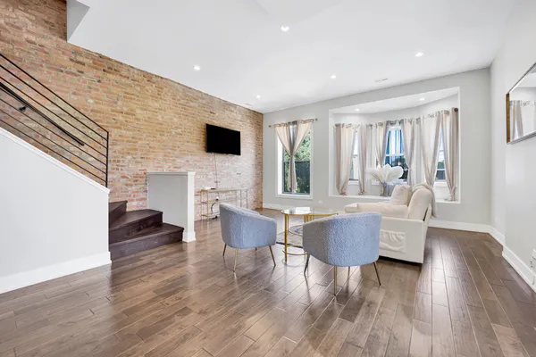 $549,000 | 3330 South Indiana Avenue, Unit 2S, Chicago, IL 60616