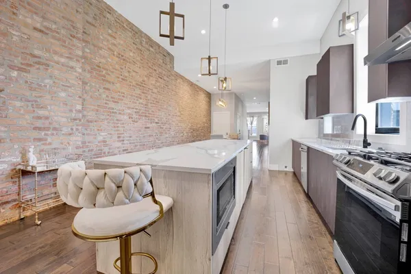 $549,000 | 3330 South Indiana Avenue, Unit 2S, Chicago, IL 60616