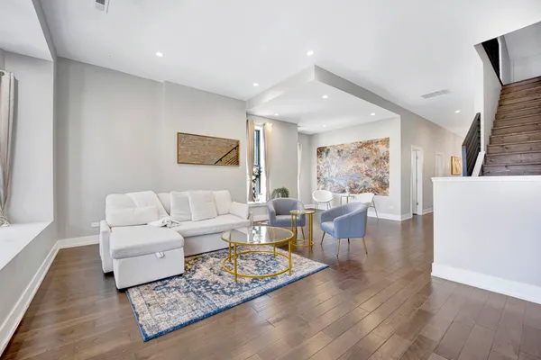 $549,000 | 3330 South Indiana Avenue, Unit 2S, Chicago, IL 60616