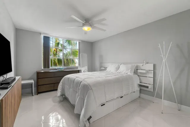 $525,000 | 180 Yacht Club Way, Unit 102, Hypoluxo, FL 33462